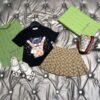 Traje de niña con mangas cortas y falda